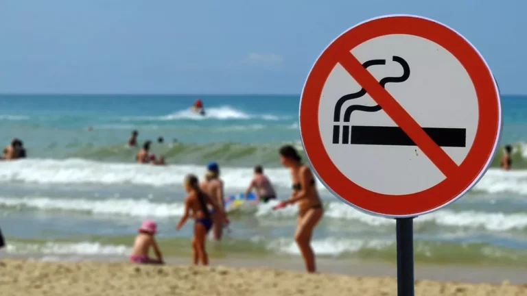 Interdiction de fumer à la plage et près des écoles dès le 1er juillet 2025 : ce que risquent les fumeurs